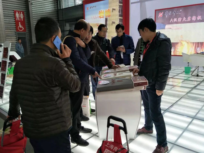 JDB电子平台团队正在为客户先容岩棉板